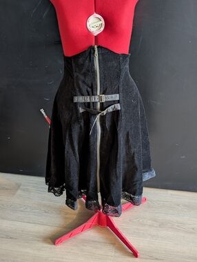 FanPlusFriend Black Velvet A-Line Gothic Steampunk Lolita Skirt with Lace Trim